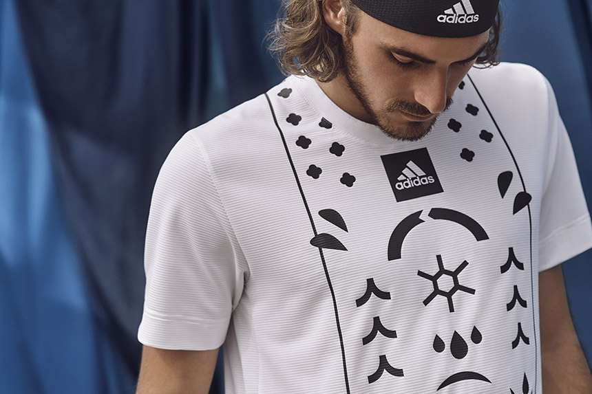 Stefanos Tsitsipas v tenisovém oblečení adidas Paris 2022