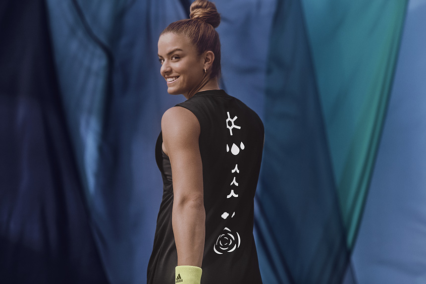 Maria Sakkari v tenisovém oblečení adidas Paris 2022