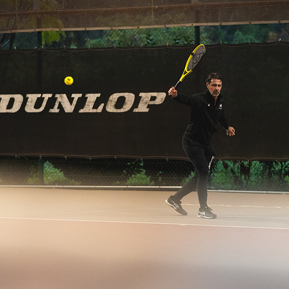 Patrick Mouratoglou und Tennisschläger Dunlop SX